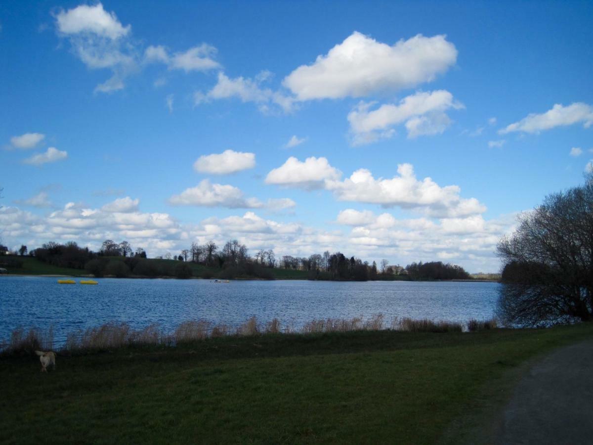 Le Bouddha Du Lac Saint-Germain-de-Tallevende 외부 사진